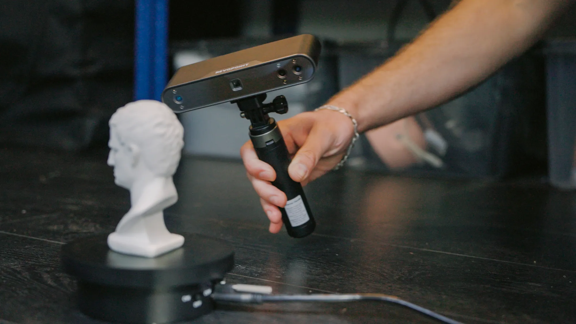 Handheld 3D scanning of a plaster bust on a turntable